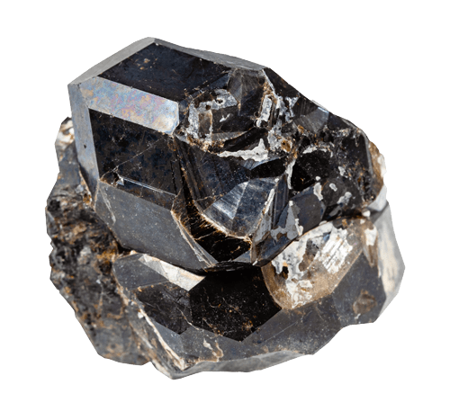 Zbliżenie na naturalny, nieoszlifowany minerał w kolorze ciemnobrązowym lub czarnym, prawdopodobnie kryształ kwarcu dymnego lub morionu. Widoczne są wyraźne fasetki i nierówności na powierzchni.
